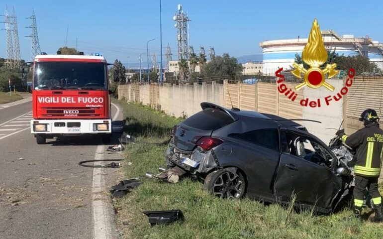 Perde il controllo dell’auto e si schianta sul muro della Saras: 29enne in codice rosso in ospedale