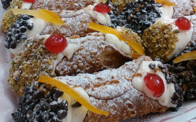 Dai cannoli agli arancini: un tour nello street food di Siciliamo nel centro di Cagliari