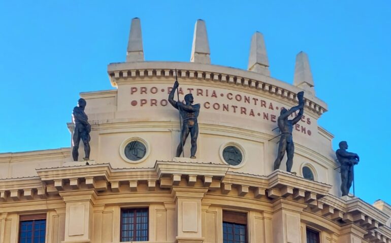 Lo sapevate? Che cosa rappresentano le statue sul tetto del Palazzo della Legione di Carabinieri a Cagliari