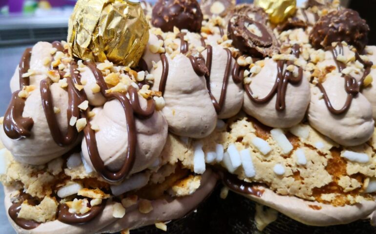 Uova di cioccolato ripiene con pan di spagna e crema al pistacchio: la Pasqua di Sweet Moments Bakery