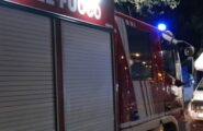 Vento a 140 km/h, le raffiche ribaltano un container: dentro c’era un operaio