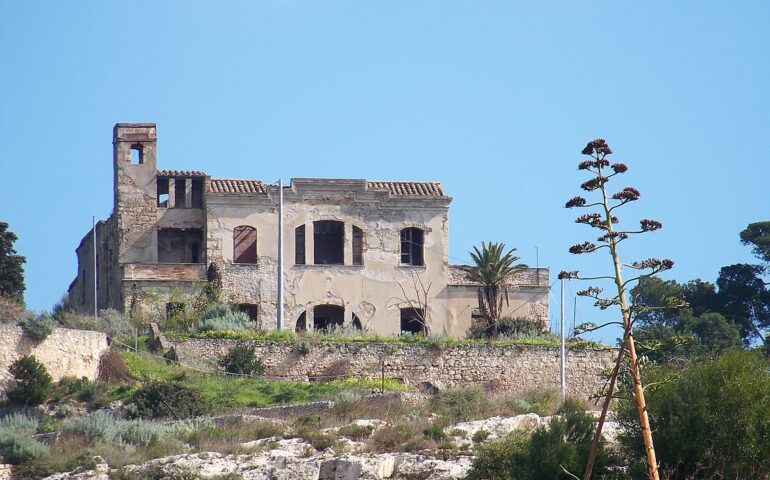Cagliari, la misteriosa e decadente Villa Mulas Mameli, residenza in stile liberty abbandonata da decenni