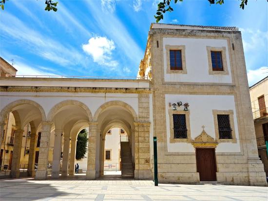 Dove si trova il Collegio dei Gesuiti che fu la prima università in Sardegna?