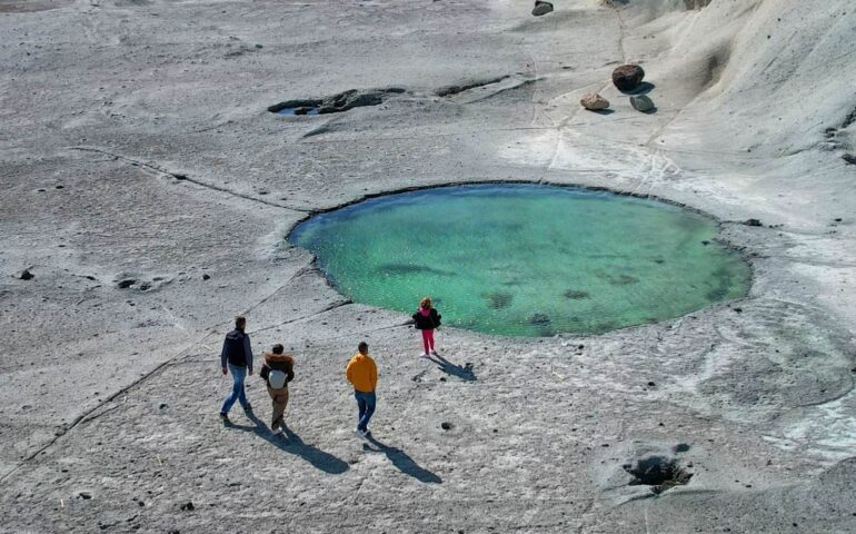 Luna chiama Sardegna: la piscina naturale che sembra adagiata su un cratere