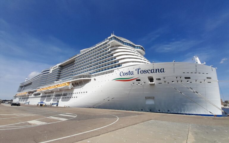 Crociere, Cagliari accoglie “Costa Toscana”, gigante del mare con a bordo oltre 6mila turisti