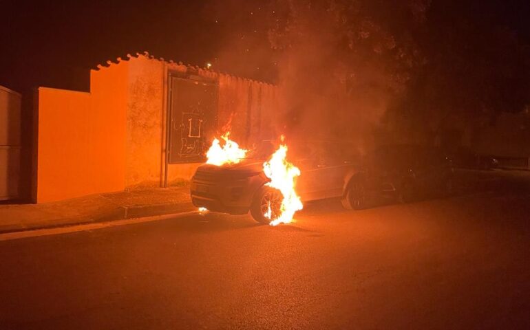 Serdiana, incendiata l’auto del sindaco Cuccu: “Avanti con più determinazione di prima”