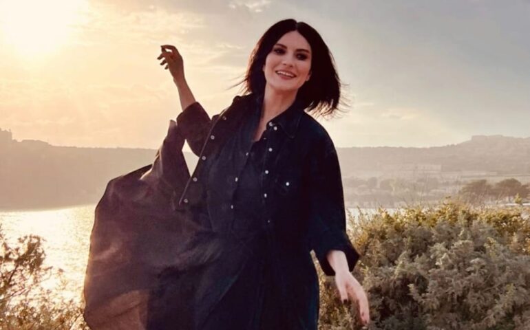 Toccata e fuga nell’Isola per Laura Pausini che ringrazia i fan: “Grazie Sardegna”