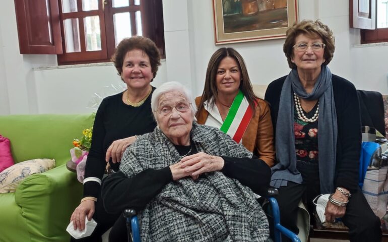 La Sardegna festeggia una nuova centenaria: signora Maria Maddalena compie 100 anni