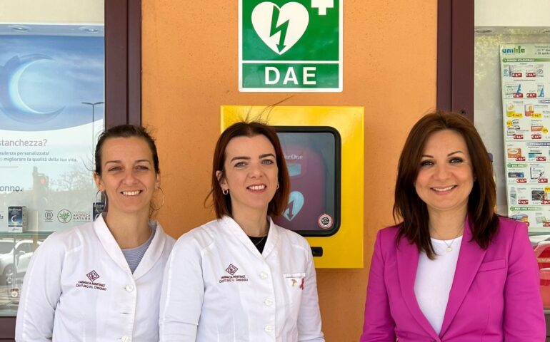 Un defibrillatore a disposizione di tutti, 24 ore su 24: il prezioso regalo ai cittadini di una farmacia a Quartu Sant’Elena
