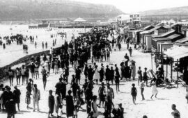 Un affollato Poetto nel 1926: quando la spiaggia dei centomila raggiunse l’apice della vitalità e dello splendore