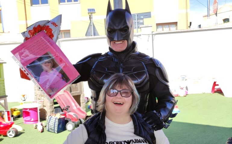 Due supereroi in azione: Batman e Francesca con le uova di Pasqua per i bimbi del Microcitemico