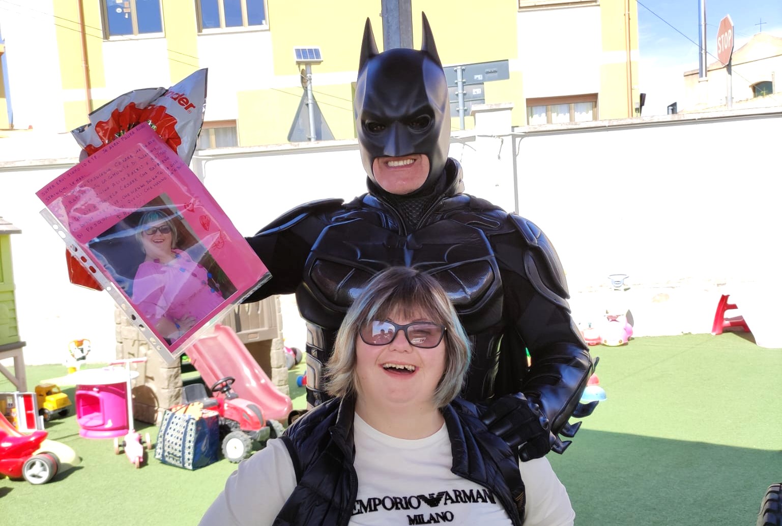 Due supereroi in azione: Batman e Francesca con le uova di Pasqua per i bimbi del Microcitemico