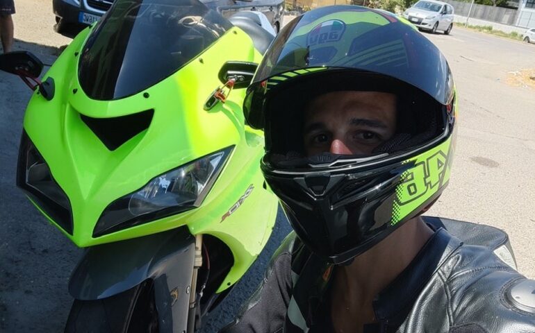 Stefano, morto a 26 anni con la sua amata moto lungo la litoranea per Villasimius
