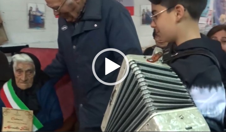 (VIDEO) La serenata con l’organetto per festeggiare i 100 anni di Tzia Marietta