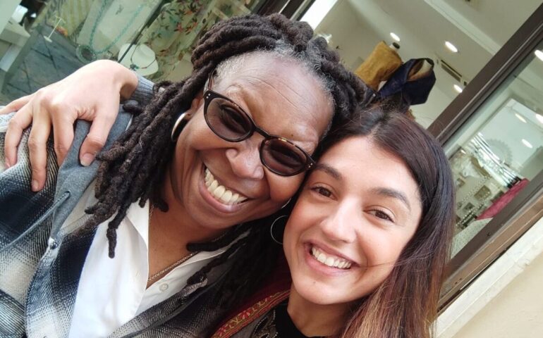 (FOTO) Whoopi Goldberg in Sardegna: La star di “Ghost” e “Sister Act” innamorata dell’Isola