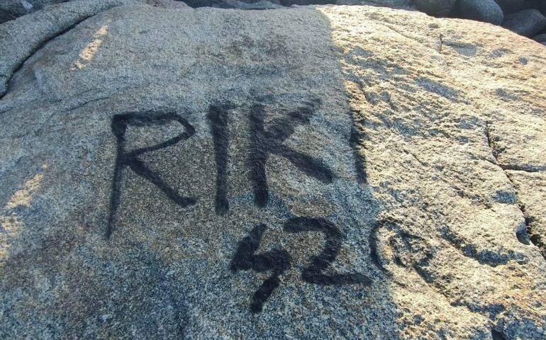 Ancora vandalismo: stavolta rovinate con lo spray le rocce di un’area marina protetta