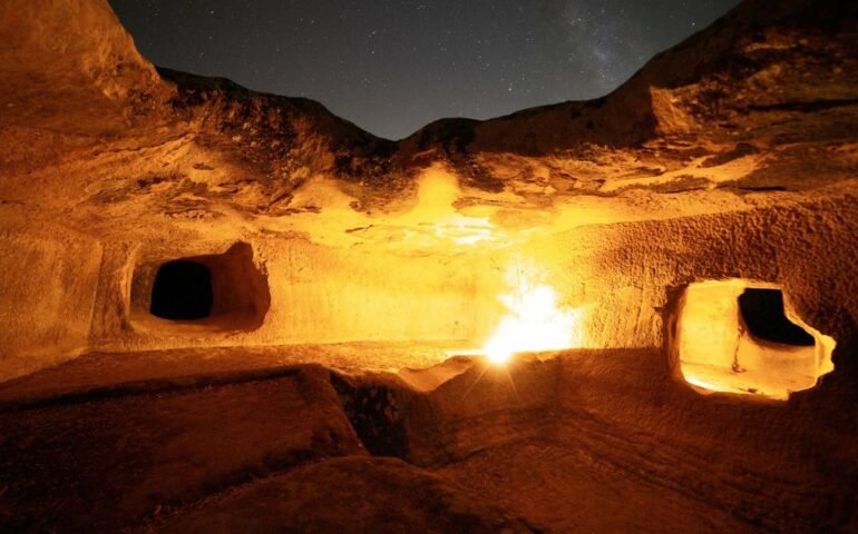 In Sardegna ci sono due necropoli vicinissime che sfoggiano bellissime decorazioni