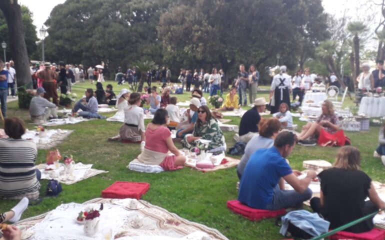 Cagliari, straordinario successo per la Grande Jatte: il party a tema vittoriano fa il pieno di pubblico