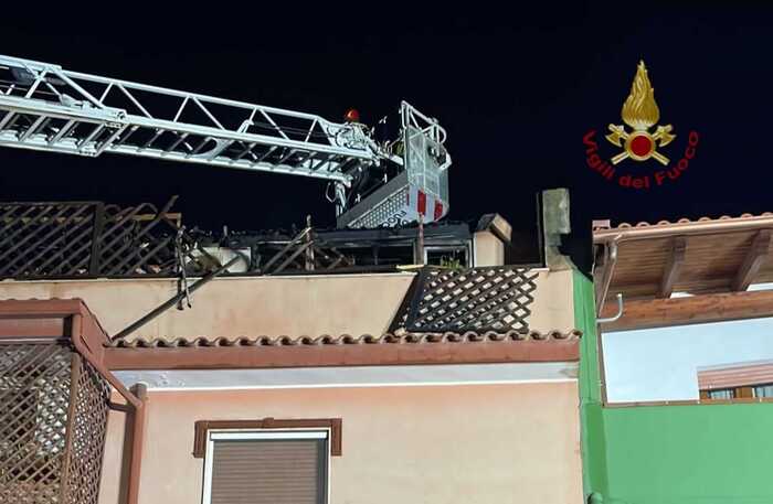 Quartu, grosso incendio in una palazzina: un disabile portato in salvo