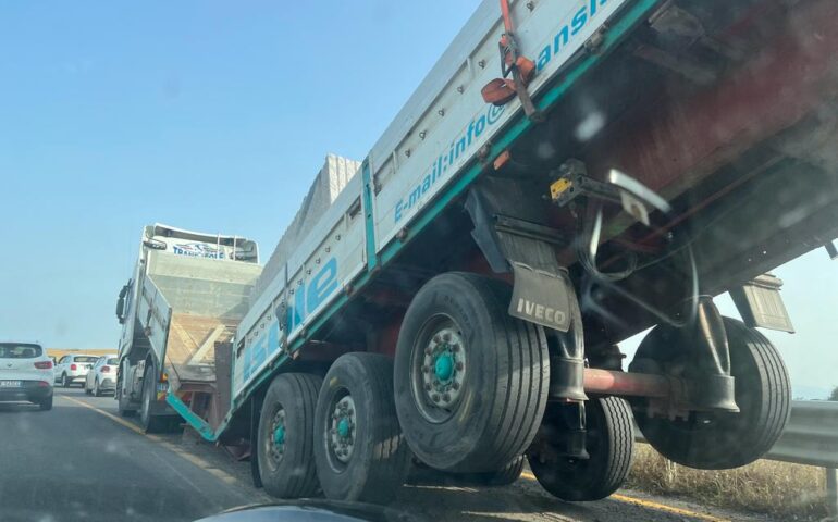 Camion si spezza in due e blocca la carreggiata: traffico in tilt e lunghissime code sulla 131