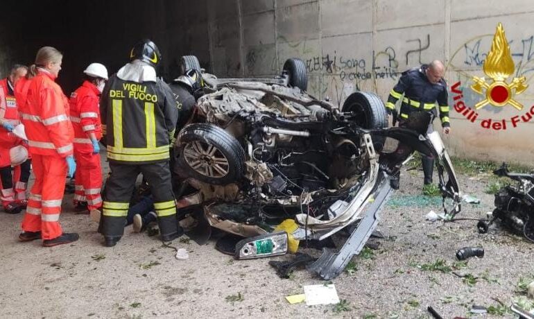 Terribile incidente vicino alla 131: auto vola giù dal cavalcavia, grave il conducente