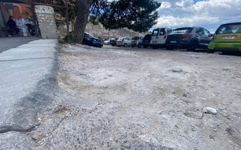 Cagliari, parcheggiare è un’impresa per i residenti di Castello: inutilizzabile lo stallo di via Porcell