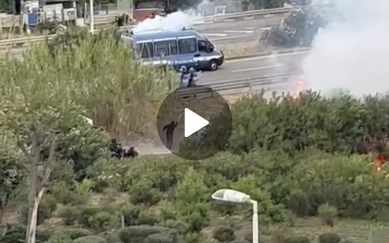 (VIDEO) Scene da guerriglia prima di Cagliari-Palermo: i gruppi ultrà si affrontano fuori dallo stadio