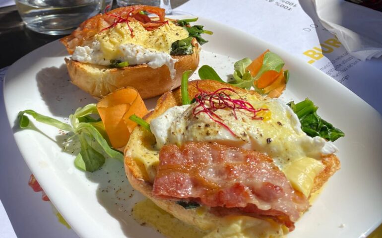 Tutti pazzi per il brunch: la combo americana tra colazione e pranzo conquista anche la Sardegna