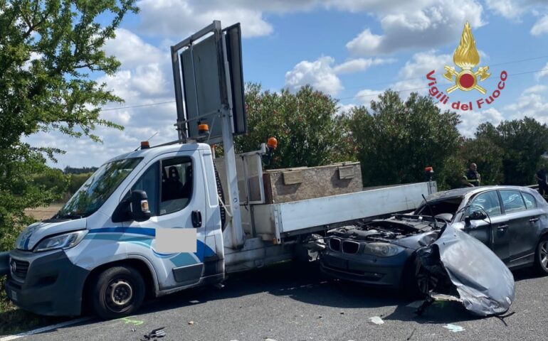 Incidente sulla 130: una persona estratta dalle lamiere e traffico bloccato