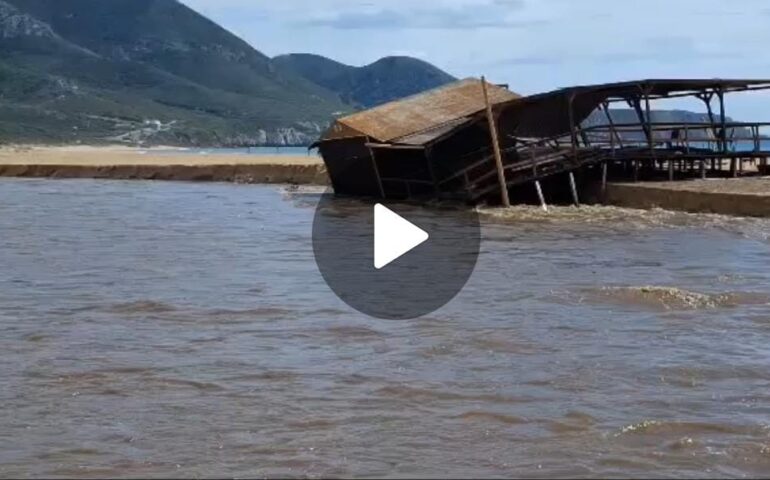 (VIDEO) Il Rio Mannu in piena sradica e trascina in acqua un chiosco a Portixeddu