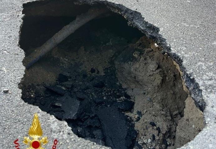 Via Trentino, si apre una voragine in mezzo alla strada