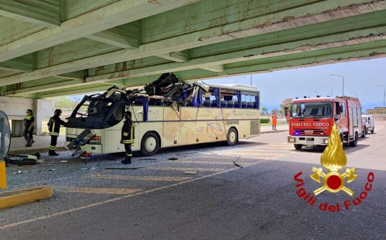 Cagliari, incidente in via Vespucci: il bus non passa sotto il ponte e resta incastrato