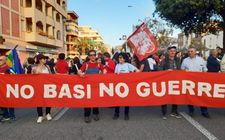 “No basi, no guerre”: mille manifestanti in piazza a Cagliari contro le esercitazioni militari