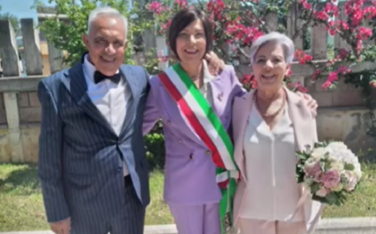 Paolo e Regina con la funzionaria Maria Giovanna Serpi che ha celebrato il matrimonio