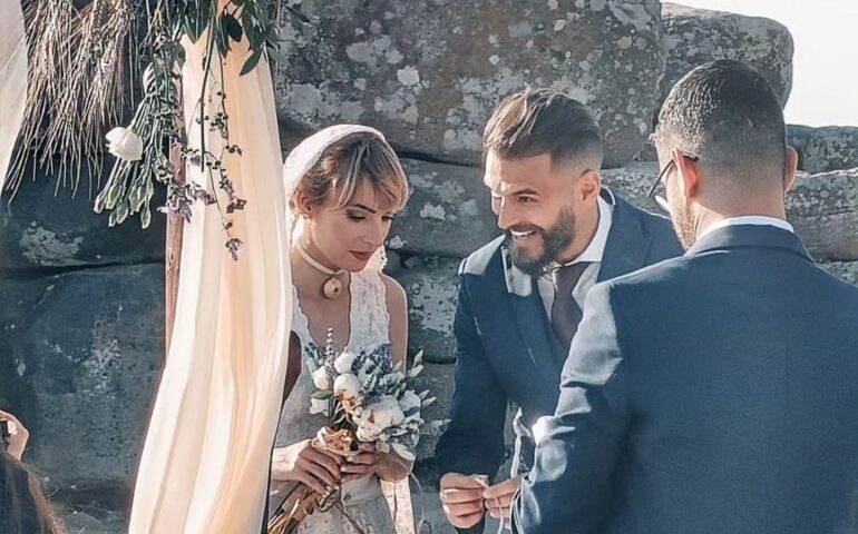 Un “Sì” nuragico per Fabrizio e Alessandra: la coppia si giura amore eterno alla Tomba di Giganti Sa Domu ‘e S’Orcu