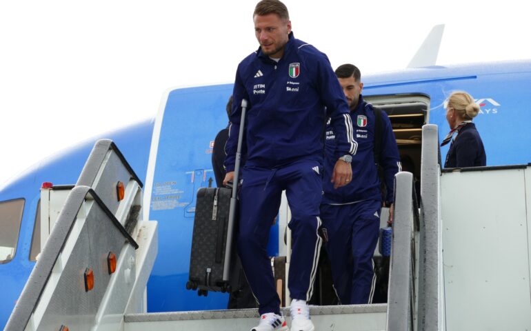 La Nazionale italiana in Sardegna: l’arrivo all’Aeroporto di Elmas degli Azzurri di Mancini