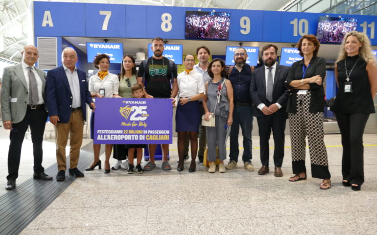 Cagliari: premiati i 22 milionesimi passeggeri Ryanair per i 25 anni della compagnia