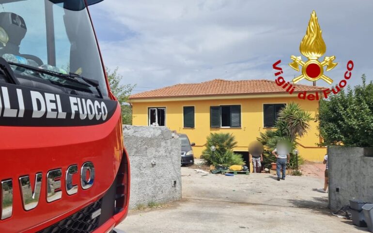 Paura a Florinas, esplosione in casa: donna investita da una fiammata