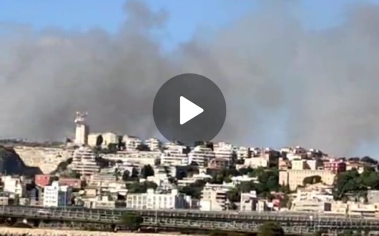 (VIDEO) Cagliari, le fiamme divampano nel colle di San Michele