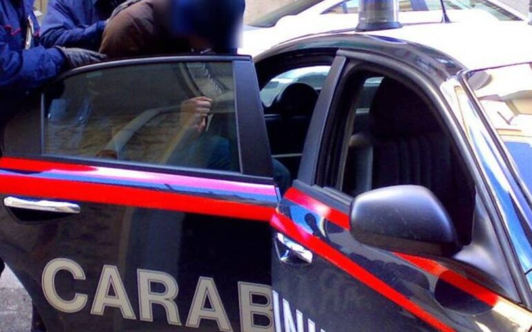 Minaccia una donna sconosciuta sul bus e poi la prende a calci: 38enne arrestato dai carabinieri
