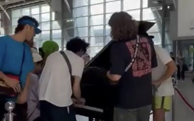 (VIDEO) Basta un pianoforte e il gruppo Collazio dà spettacolo all’aeroporto di Elmas