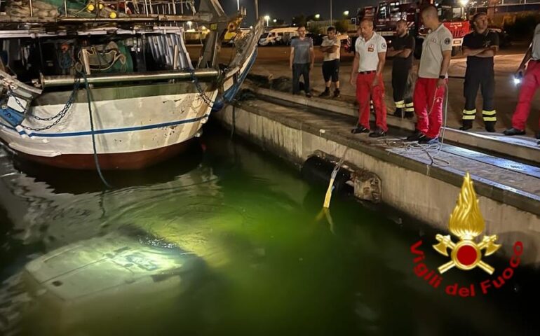 Cagliari, tragedia sfiorata al porto: furgone affonda in acqua, salvato il conducente