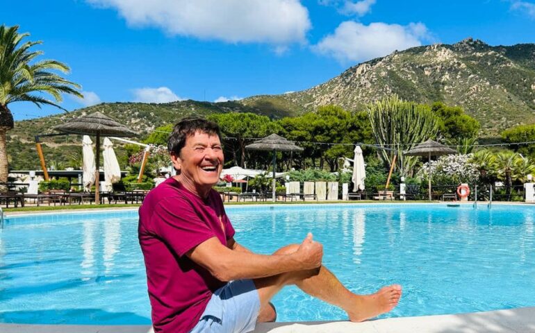 Gianni Morandi si gode le vacanze in Sardegna: ecco dove si trova il cantante