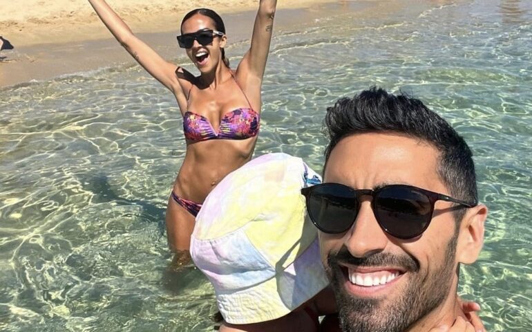 (FOTO) Giorgia Palmas e Filippo Magnini si godono il sole e il mare della Sardegna