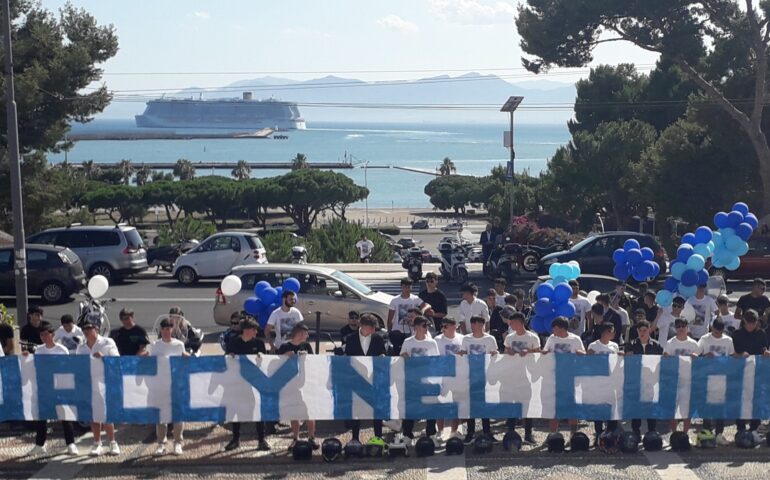 Lacrime e dolore a Bonaria: palloncini e scooter in corteo per l’ultimo saluto a Jacopo