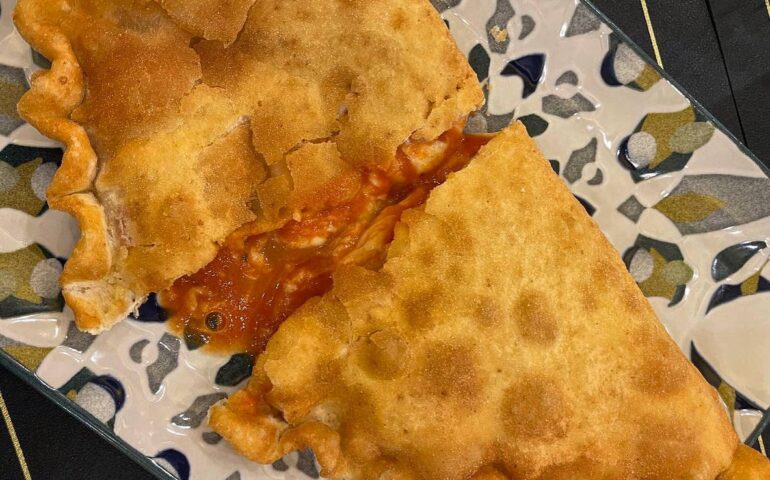Viaggio tra sapori campani con il calzone fritto da gustare tra le strade del quartiere La Marina a Cagliari