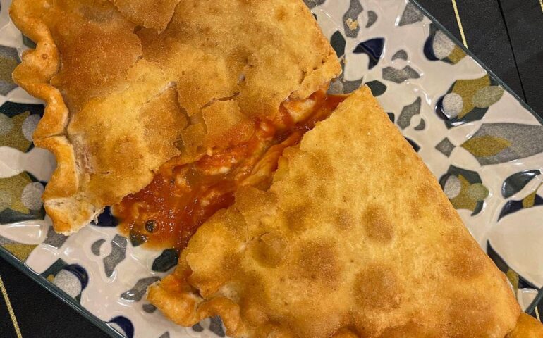 Viaggio tra sapori campani con il calzone fritto da gustare tra le strade del quartiere La Marina a Cagliari