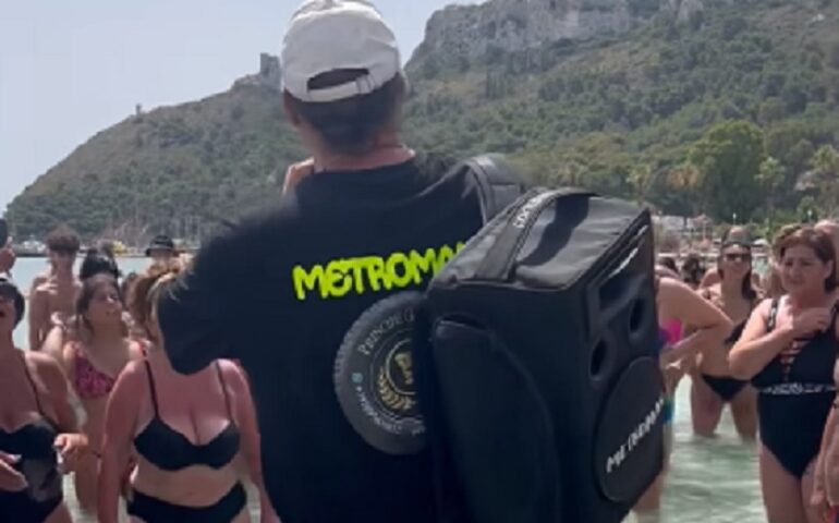 Cassa sulle spalle e tanta allegria, Metroman in Sardegna: “Di questa terra mi piace il lato selvaggio”