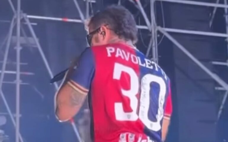 Salmo fa esplodere Cagliari: il rap sul palco con la maglia autografata di Pavoletti