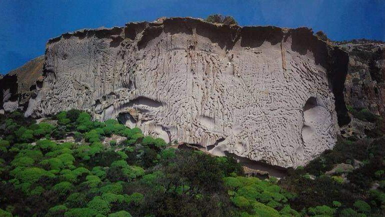 “Sa rocca pinta”, l’incredibile muro di ignimbrite che spunta maestoso in mezzo al rigoglioso bosco sardo